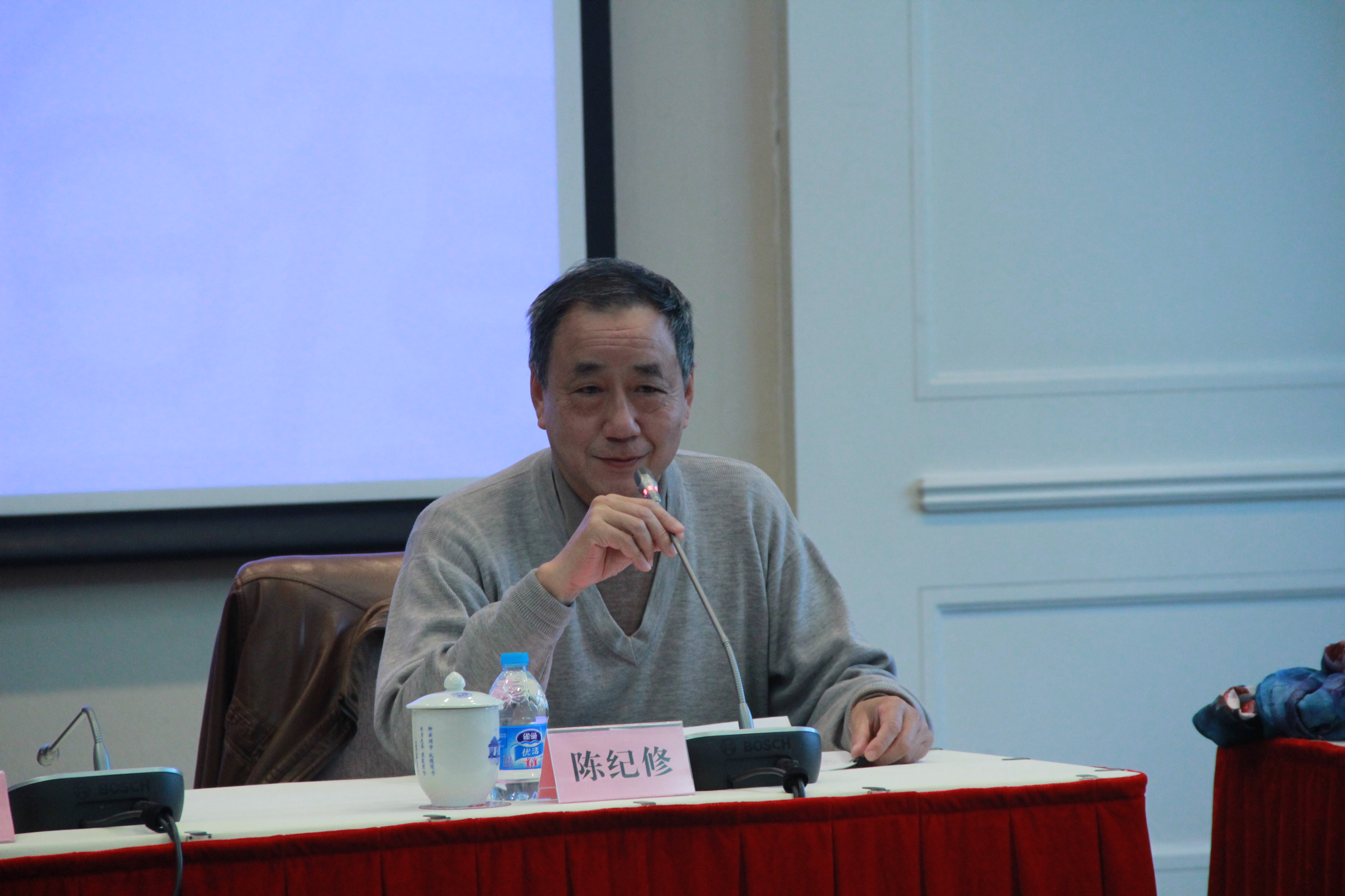 陈纪修教授说,第一是要热爱教师工作,这是一个神圣的职业,我们必须